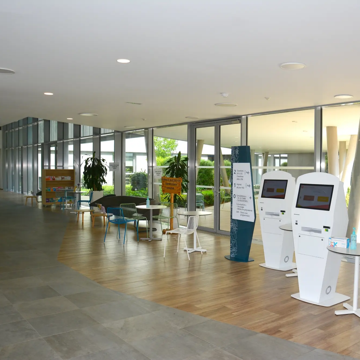 Le hall d'accueil de la clinique